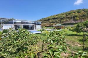 Elegant Private Villa with Garden & Pool, Konakli