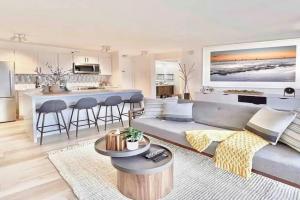 NEW Waikiki Banyan Ocean and Diamond Head View Apartments, Honolulu