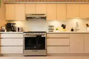 North Vancouver Retreat, Cozy & Central, Walk to Lonsdale & Seabus Apartments, North Vancouver