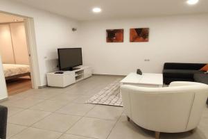 Cozy detached apartment with pool, Castelldefels