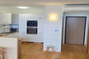 CASTLE view SKY, 3 rooms, PANORAMA loggia, FREE parking, wifi, old town, Bratislava