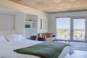 Luxury Studio Apt Near Brady St with Balcony and City View, Milwaukee