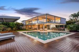 Luxury 5-Bedroom Canal-Front Retreat in, Mooloolaba