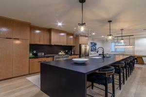 Spectacular New 4BR Townhome: Garage, Jacuzzi, BBQ Guest house, Mammoth Lakes