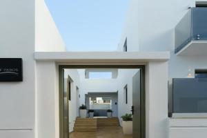 Dream of Apartments, Parikia