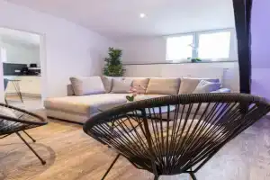 Fewomo, Historisches Moselflair Apartment, 6 Personen, Stilvoll & Komfortabel für deinen Urlaub, Lieser
