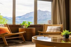 Breathtaking Luxury 3Bd Penthouse Pool and Hot Tub, Canmore