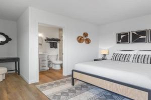 South O Bungalow 8 - Deluxe Work and Stay Queen Studio + Patio, Carlsbad