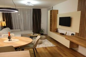 Apartment Story, Nis