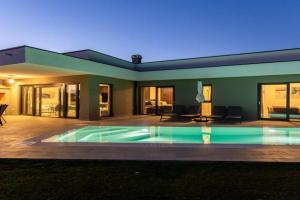 Villa Tomaso Paradise, Krnica