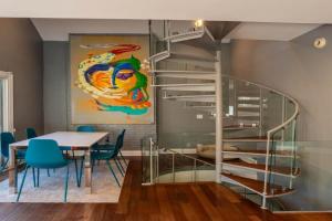 3-Story Townhome Free Parking Private Patio Washer-Dryer Guest house, Chicago