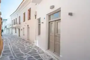 The quiet corner of Skopa Street Apartments, Parikia