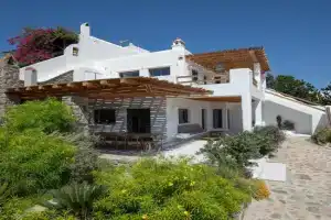 Acres Luxe, First Floor Haven & Ground Floor Retreat Guest house, Ano Mera