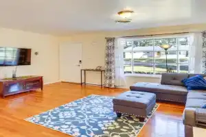 4 Mi to FSU! Family Gem with Deck in Guest house, Tallahassee