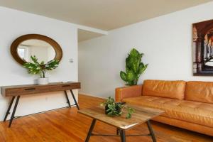 Sunlit 2BR in Plateau Mont Royal Downtown Apartments, Laval