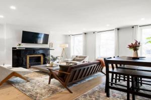 HostWise Stays - The Palo - Stylish War Streets Retreat, Highly Walkable Apartments, Pittsburgh