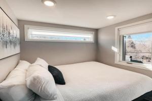 Beautiful and Elegant River Front Cottage, Reno