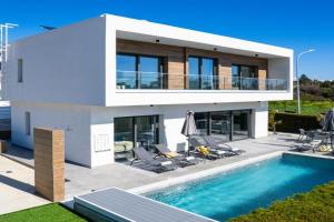 Soleil Luxury Villa by Nomads - Walk to, Coral Bay