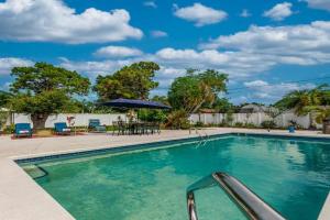 9 Mi to Coquina Beach Home with Pool and BBQ Guest house, Bradenton