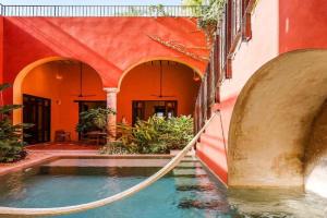 CASA EEB - 4BR Home Colonial Elegance Downtown, Merida