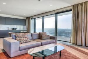 Stunning Apartment in the Iconic Mercury Tower, Pembroke
