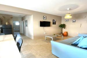 Spacious 3Apt Combo, Fast WiFi, 5Min Walk to Beach Apartments, Larnaka