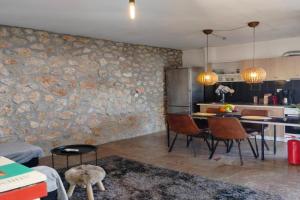 Emily's luxury apartment, Vari