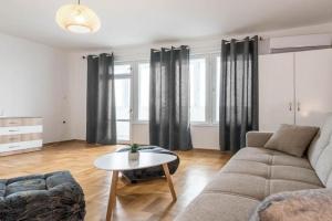 Bright and comfy central place Apartments, Varna