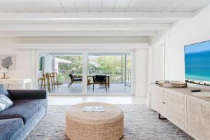 Beachside 2BR 2BA - Pool & Balcony - Steps to Boca Beach Apartments, Boca Raton