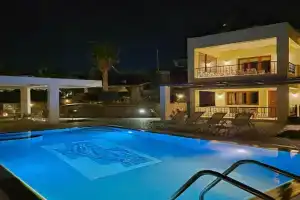 Liakoto Villa with private pool and jacuzzi, Makriyialos