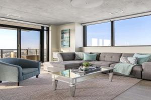 Executive Sky LUX - 2 BD 2BA Views Pool Patio & Gym Guest house, Calgary