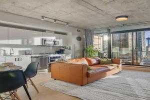 Miso 2 BD - Skyline View Patio Gym Pool & AC Guest house, Calgary