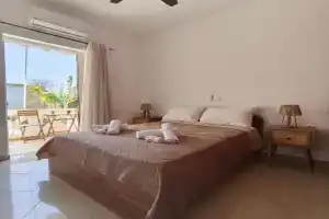 Van Gogh & Monet apartments, Maleme