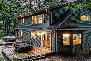 Highland Hideaway by Carolina Mornings Guest house, Asheville