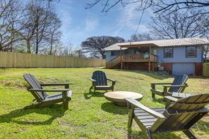Walk to Amphitheater and Stadium Home with Deck! Guest house, Birmingham