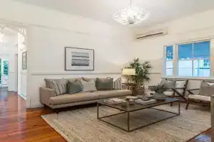 Luxury Queenslander Awaits! Sleeps 8, 3 car parks Guest house, Brisbane