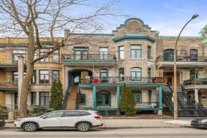Stylish loft in heart of Plateau Apartments, Laval