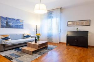 Blu&Yellow Apartment in Station, Parma
