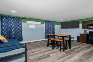 Stylish Med Center Getaway with Parking Apartments, Houston