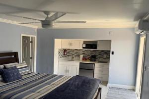 Blue Sky Guest Room, Pompano Beach