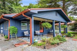 Cheerful Cottage Retreat with Quick Downtown Access, Asheville