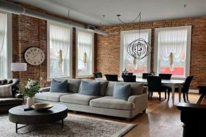 Central Main Street Condo in Historic Building Guest house, Greenville