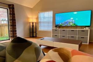 MidCentury Modern Longterm, Med Center Pool WD Guest house, Houston