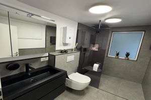 Luxus-Apartment im Herzen von - - WLAN - Klima - 24h Check-In - Waschmaschine - Terrasse - 200m vom Schloss und vomer Marktplatz - -, Ludwigsburg