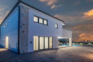 Villa in with Pool near Rock Beach, Krnica