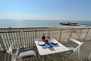 Vista mare a 10m dalla spiaggia, 8 piano e parcheggio privato Apartments, Lignano Sabbiadoro