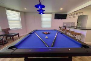 Cadillac Blue House - Luxury w/ Pool Table!, Atlantic City