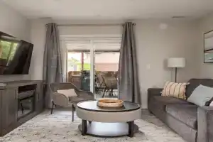 Casa Hotel Elegant Suite w Patio BBQ Grill, Toronto