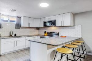 Cozy Lower Unit Retreat in Guest house, Denver