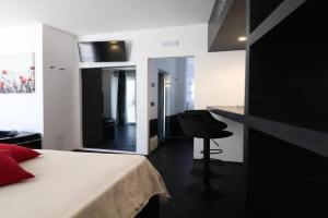 Suite Black and White Apartments, Otranto
